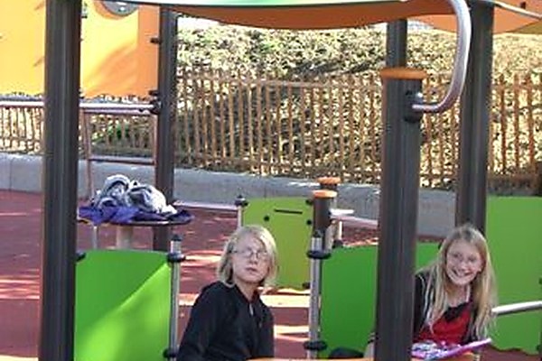 casita-infantil-circular-con-bancos-j275