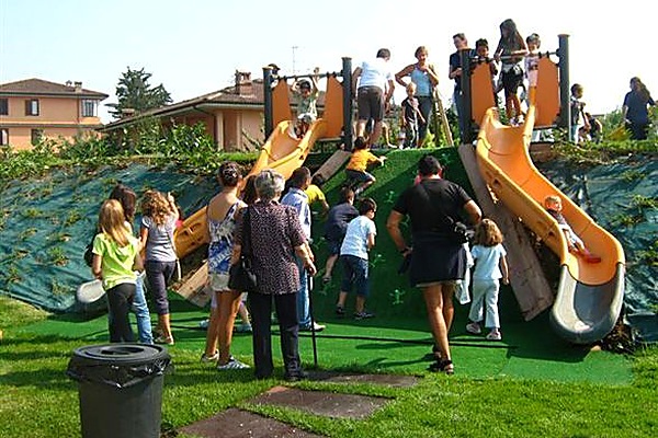 dos-toboganes-infantiles-en-parque